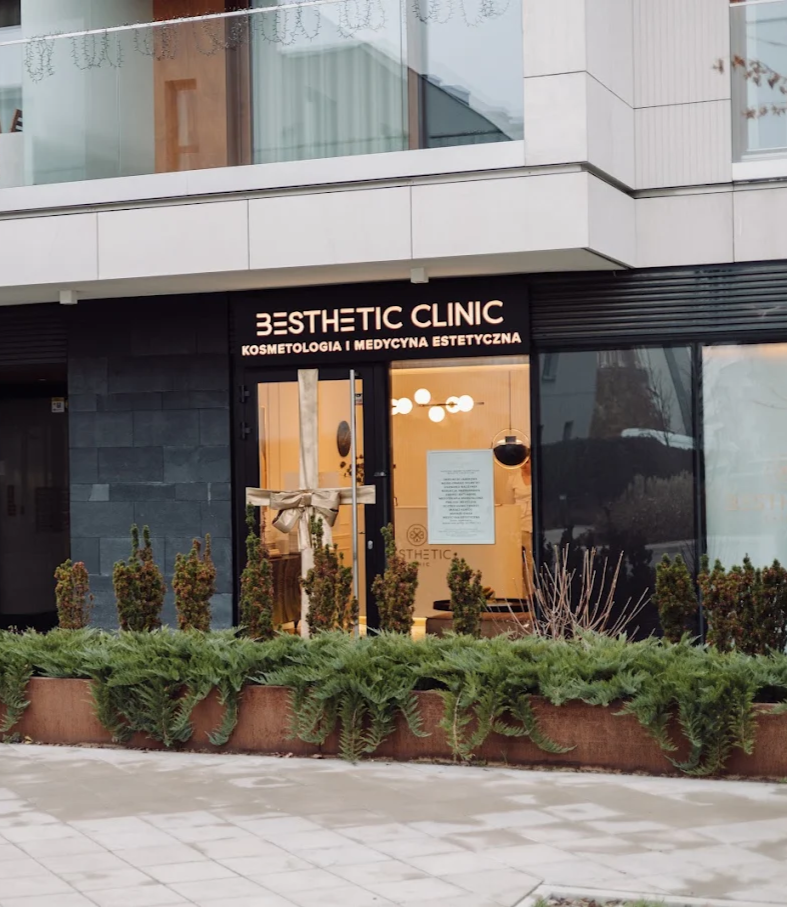 Wejście do Besthetic Clinic przy ulicy Białej Koniczyny w Warszawie